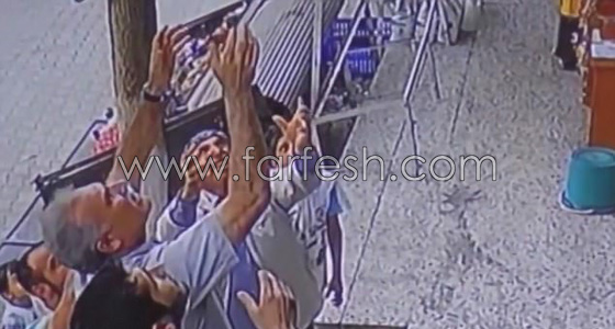  فيديو يحبس الانفاس طفلة تسقط من شرفة منزلها والمارّة يلتقطونها! صورة رقم 1