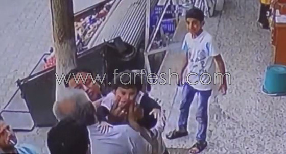  فيديو يحبس الانفاس طفلة تسقط من شرفة منزلها والمارّة يلتقطونها! صورة رقم 2