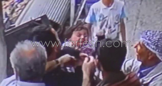  فيديو يحبس الانفاس طفلة تسقط من شرفة منزلها والمارّة يلتقطونها! صورة رقم 3