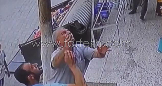  فيديو يحبس الانفاس طفلة تسقط من شرفة منزلها والمارّة يلتقطونها! صورة رقم 4