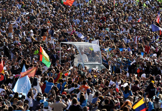 بابا الفاتيكان يصلي من اجل اسقاط كل الجدران صورة رقم 12