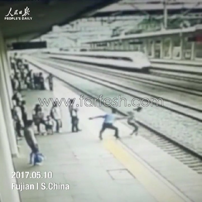  عامل محطة شجاع ينقذ فتاة من الانتحار بعجلات القطار.. فيديو صورة رقم 1