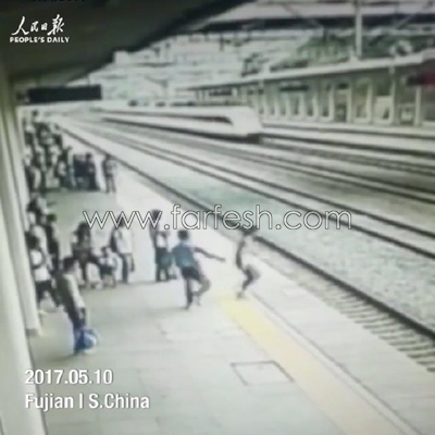  عامل محطة شجاع ينقذ فتاة من الانتحار بعجلات القطار.. فيديو صورة رقم 3