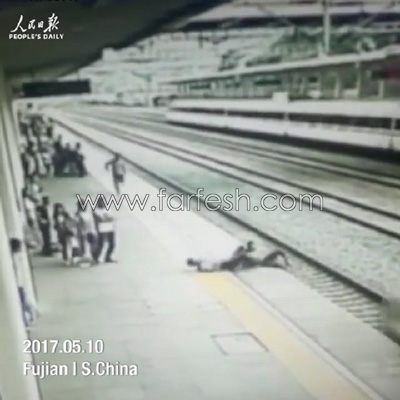  عامل محطة شجاع ينقذ فتاة من الانتحار بعجلات القطار.. فيديو صورة رقم 4