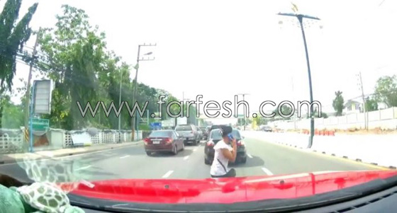 بالفيديو.. سيارة مسرعة تصدم فتاة وتطيح بها في الهواء  صورة رقم 2