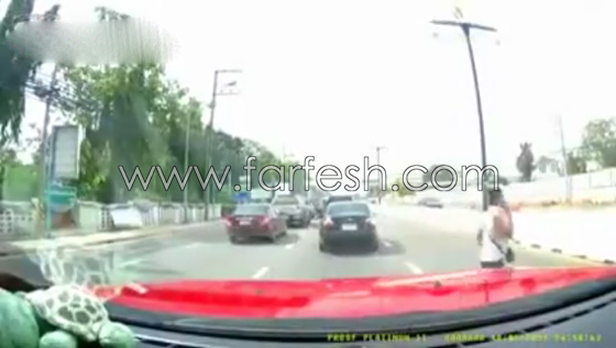 بالفيديو.. سيارة مسرعة تصدم فتاة وتطيح بها في الهواء  صورة رقم 3