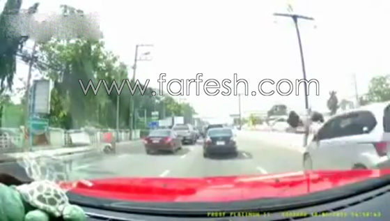 بالفيديو.. سيارة مسرعة تصدم فتاة وتطيح بها في الهواء  صورة رقم 4