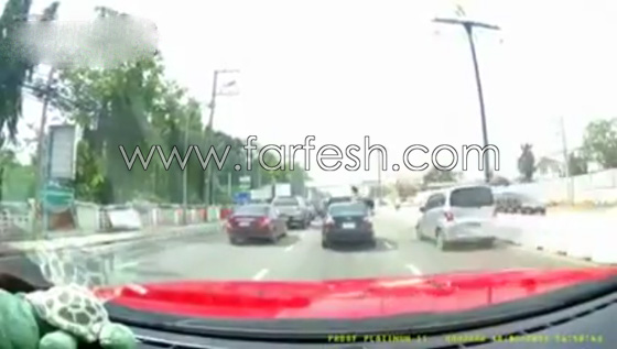 بالفيديو.. سيارة مسرعة تصدم فتاة وتطيح بها في الهواء  صورة رقم 5