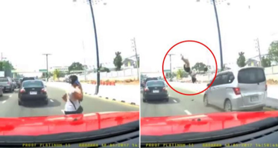 بالفيديو.. سيارة مسرعة تصدم فتاة وتطيح بها في الهواء  صورة رقم 1