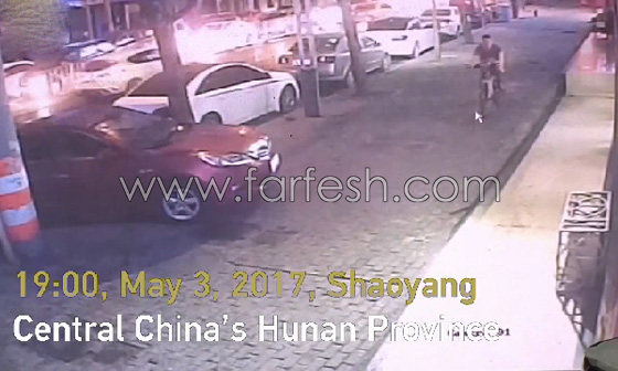 فيديو مروع..  لوح زجاج يسقط على شاب ويدخله في غيبوبة صورة رقم 1