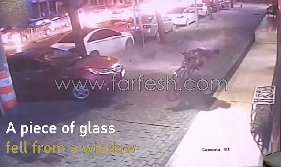 فيديو مروع..  لوح زجاج يسقط على شاب ويدخله في غيبوبة صورة رقم 3