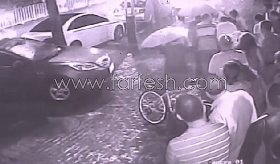 فيديو مروع..  لوح زجاج يسقط على شاب ويدخله في غيبوبة صورة رقم 7