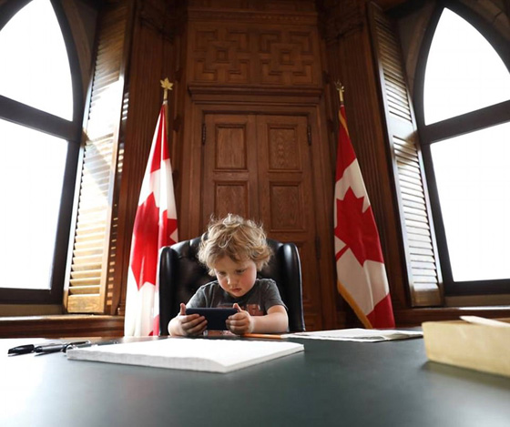 لهذا السبب.. جاستين ترودو لا ينصح الموظفين باصطحاب اطفالهم للعمل! صورة رقم 3