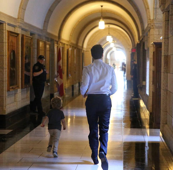 لهذا السبب.. جاستين ترودو لا ينصح الموظفين باصطحاب اطفالهم للعمل! صورة رقم 4