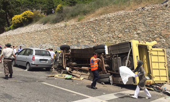  مصرع ما لا يقل عن 20 سائحا في انقلاب حافلة في مارماريس التركية صورة رقم 1