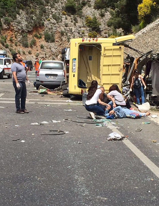  مصرع ما لا يقل عن 20 سائحا في انقلاب حافلة في مارماريس التركية صورة رقم 4