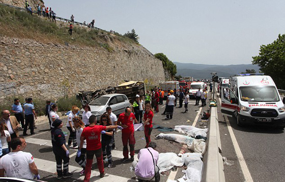  مصرع ما لا يقل عن 20 سائحا في انقلاب حافلة في مارماريس التركية صورة رقم 8