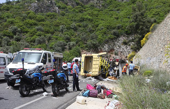  مصرع ما لا يقل عن 20 سائحا في انقلاب حافلة في مارماريس التركية صورة رقم 6