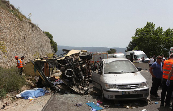  مصرع ما لا يقل عن 20 سائحا في انقلاب حافلة في مارماريس التركية صورة رقم 7