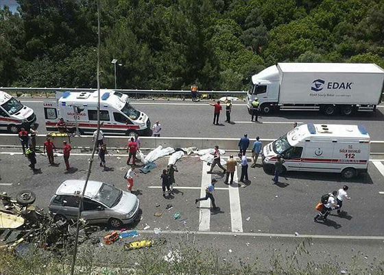  مصرع ما لا يقل عن 20 سائحا في انقلاب حافلة في مارماريس التركية صورة رقم 9