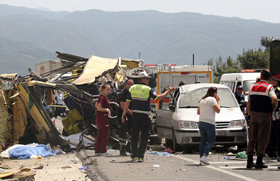  مصرع ما لا يقل عن 20 سائحا في انقلاب حافلة في مارماريس التركية صورة رقم 10
