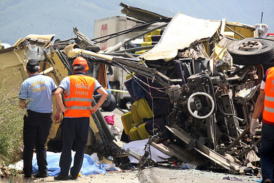  مصرع ما لا يقل عن 20 سائحا في انقلاب حافلة في مارماريس التركية صورة رقم 11