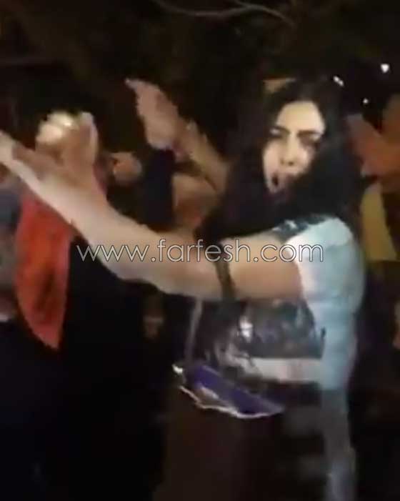  فيديو: مي كساب ترقص في الشارع وتوجه رسالة بعد خروج اوكا من السجن صورة رقم 3