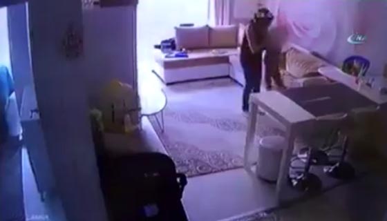 بالفيديو.. كاميرا مراقبة تكشف معاملة مربية أوكرانية لطفل تركي صورة رقم 1