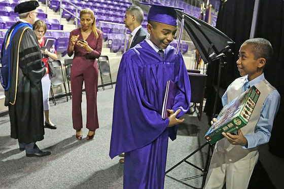 صور أصغر خريج جامعة! طفل عبقري لم يتجاوز 14 عاما! صورة رقم 6