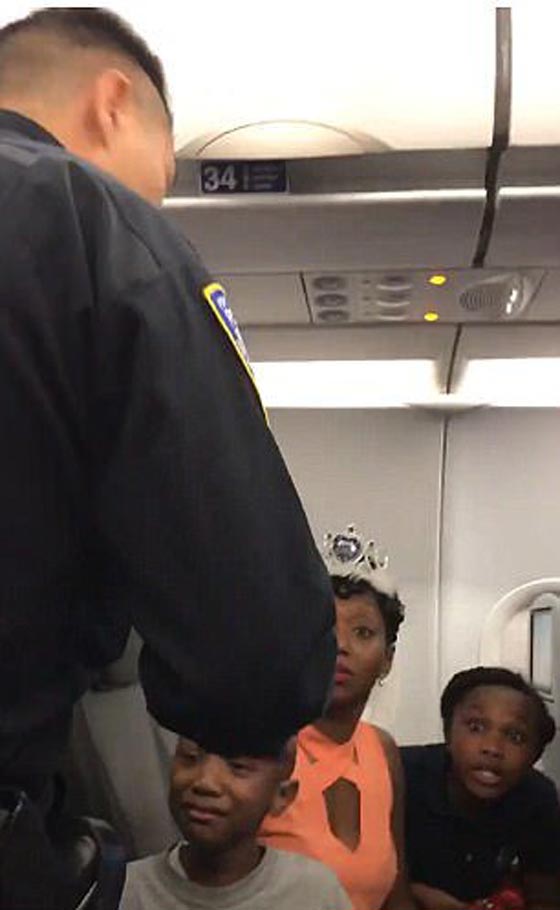 طرد أسرة أمريكية من الطائرة لسبب تافه.. فيديو  صورة رقم 5