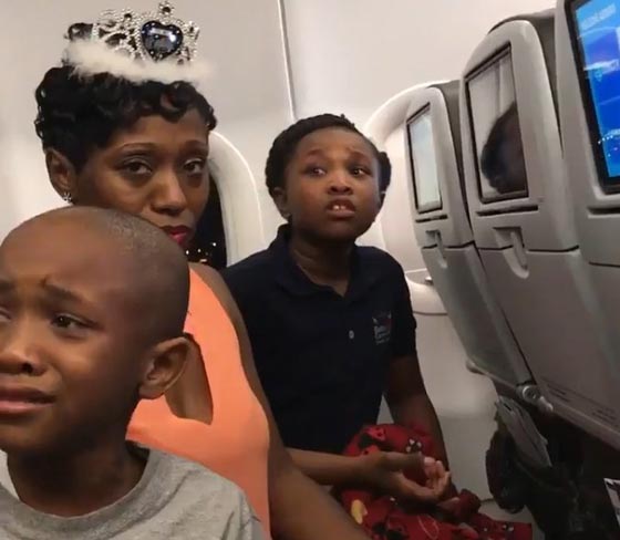 طرد أسرة أمريكية من الطائرة لسبب تافه.. فيديو  صورة رقم 2