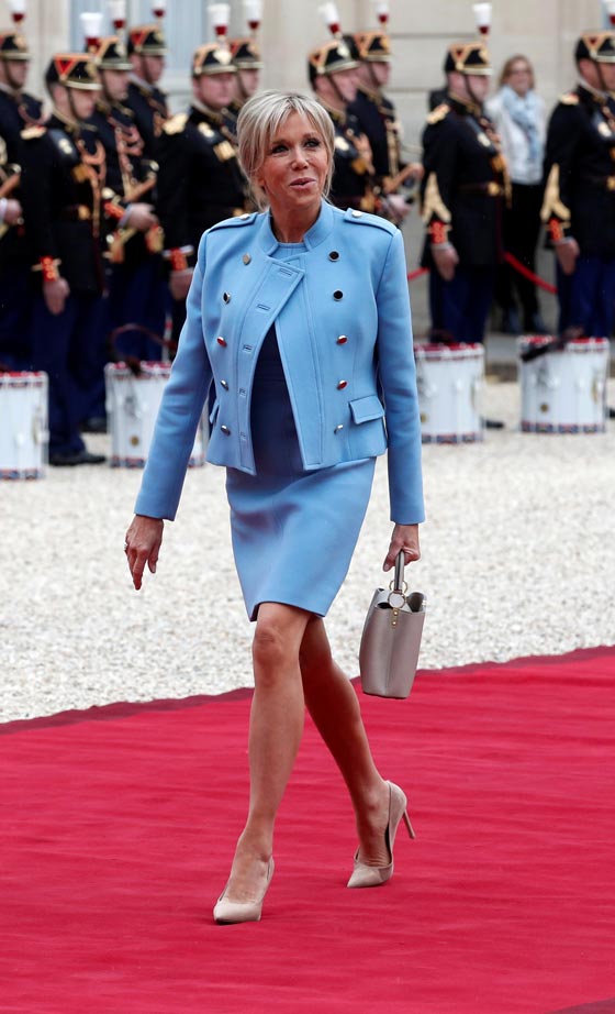 زوجة ماكرون تستعير ملابس وتقلد ميلانيا ترامب في حفل تنصيب زوجها صورة رقم 5