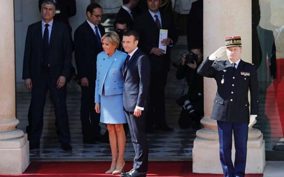 زوجة ماكرون تستعير ملابس وتقلد ميلانيا ترامب في حفل تنصيب زوجها صورة رقم 4