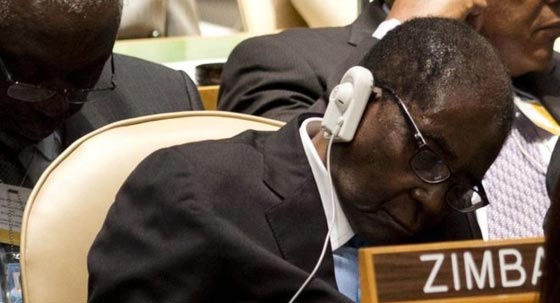 رئيس زيمبابوي لا ينام في الاجتماعات بل يغلق عينيه ليريحهما صورة رقم 6