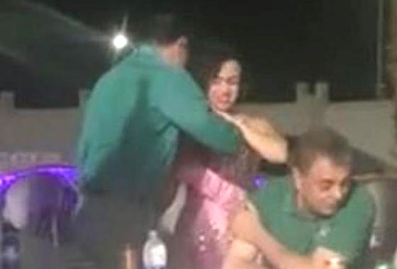 فيديو فضيحة مطار شرم الشيخ: اقالة المدير بعد تنقيط راقصة في صدرها! صورة رقم 1