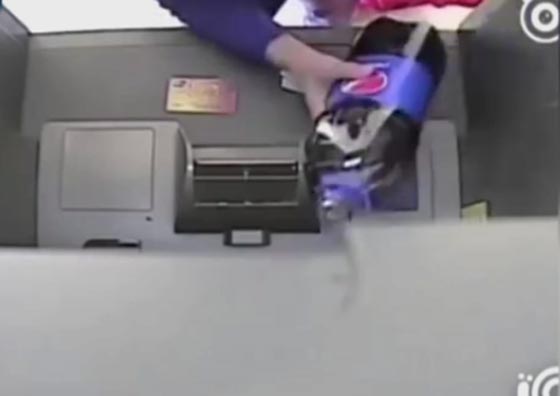 فتاة تتصرف بغباء مع الصراف الآلي.. فيديو صورة رقم 2