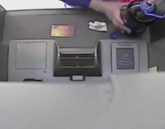 فتاة تتصرف بغباء مع الصراف الآلي.. فيديو صورة رقم 1