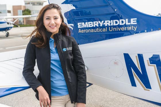 بالصور.. تعرفوا على أصغر أفغانية تقود طائرة وحيدة صورة رقم 5