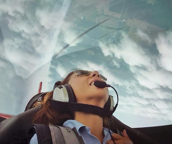 بالصور.. تعرفوا على أصغر أفغانية تقود طائرة وحيدة صورة رقم 8