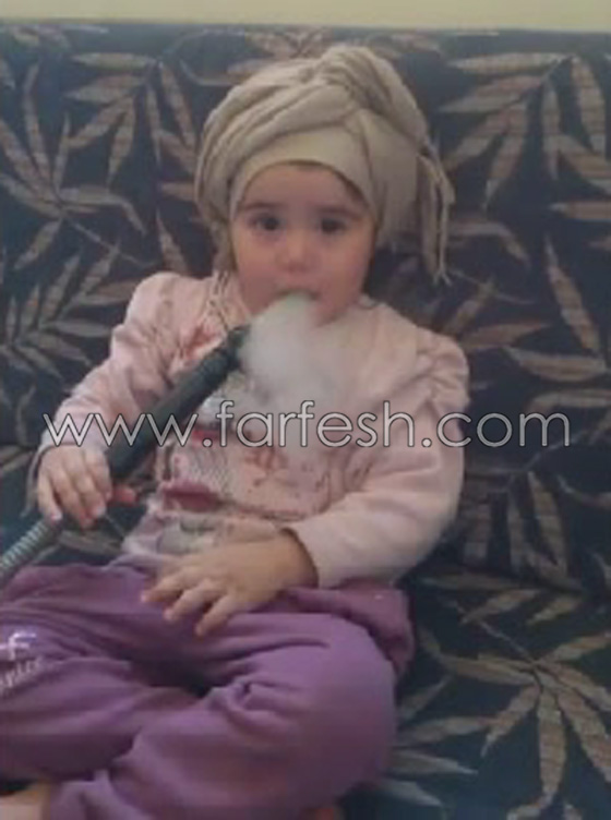 فيديو صادم.. طفلة عربية 3 سنوات تدخن الأرجيلة وأمها تصور صورة رقم 3