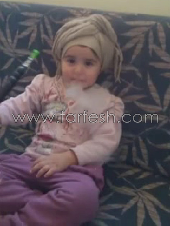 فيديو صادم.. طفلة عربية 3 سنوات تدخن الأرجيلة وأمها تصور صورة رقم 5