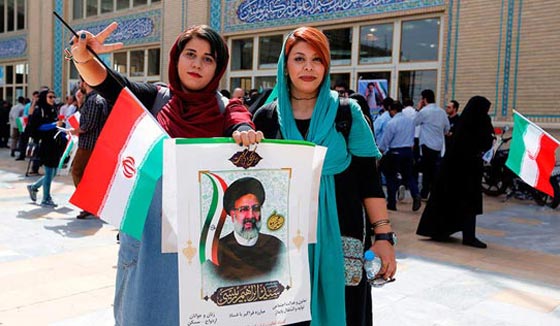 بالصور.. ايرانيات يدعمن بقوة المرشحين الرئاسيين روحاني ورئيسي  صورة رقم 4