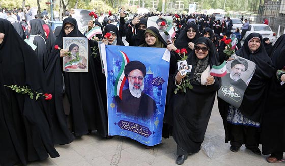 بالصور.. ايرانيات يدعمن بقوة المرشحين الرئاسيين روحاني ورئيسي  صورة رقم 6