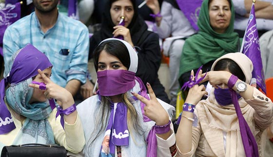 بالصور.. ايرانيات يدعمن بقوة المرشحين الرئاسيين روحاني ورئيسي  صورة رقم 1