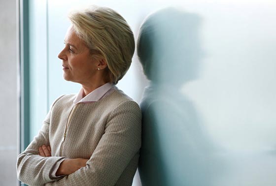 سيلفي جولار ليست الأولى.. وزيرات دفاع جميلات حول العالم صورة رقم 1