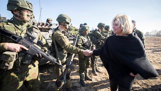 سيلفي جولار ليست الأولى.. وزيرات دفاع جميلات حول العالم صورة رقم 4