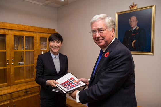 سيلفي جولار ليست الأولى.. وزيرات دفاع جميلات حول العالم صورة رقم 5