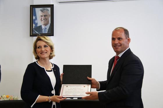 سيلفي جولار ليست الأولى.. وزيرات دفاع جميلات حول العالم صورة رقم 6