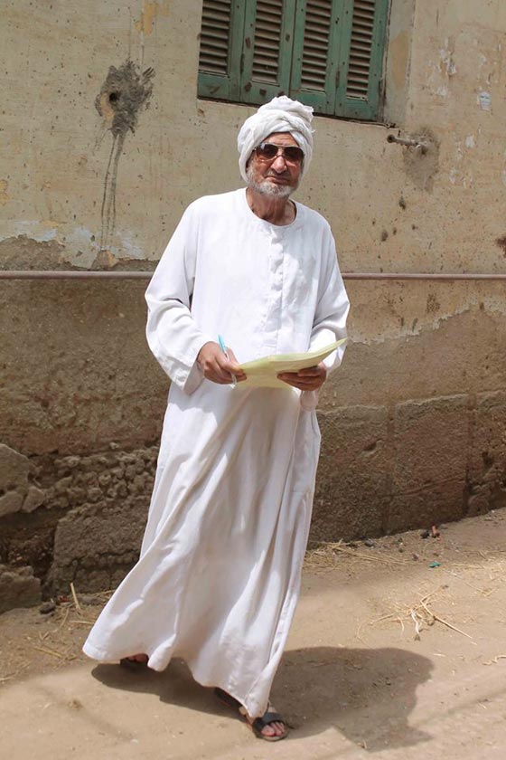 قصة جد على مقعد الدراسة مع احفاده لكنهم يشغلونه عن المذاكرة!! صورة رقم 2