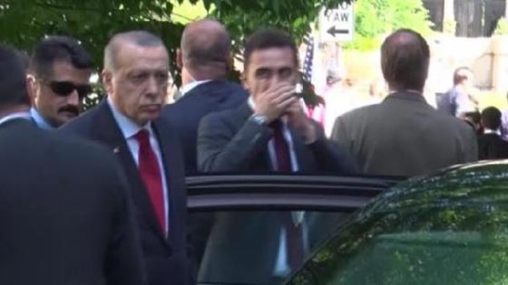 اردوغان يتفرّج على اعتداء رجال امن سفارته على محتجين اتراك.. فيديو صورة رقم 2